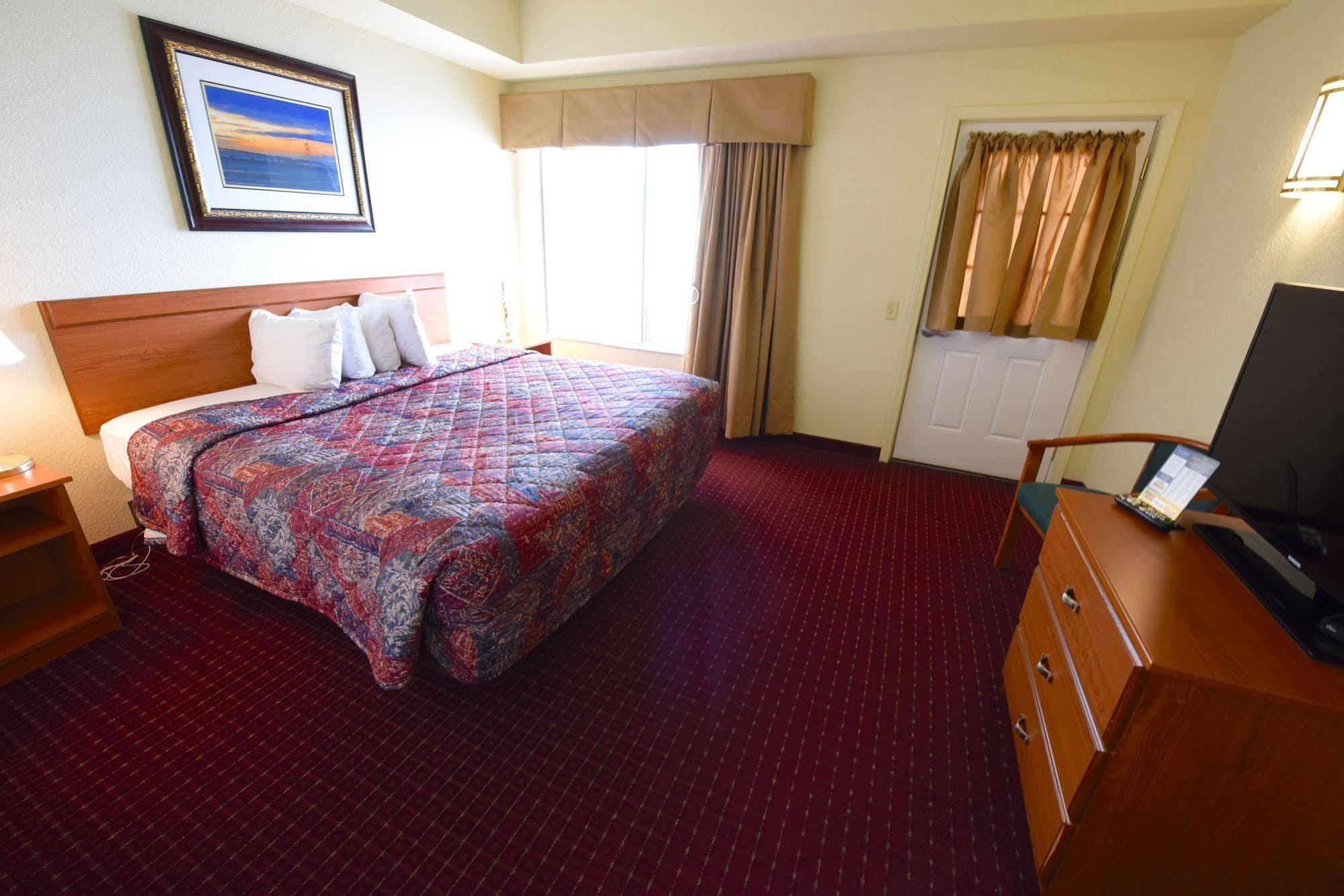 Mackinaw Beach And Bay Inn & Suites Mackinaw City Eksteriør bilde